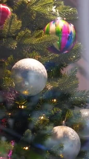 Close Decorated Christmas Tree Balls Glass Showcase City Street — Stock Video
