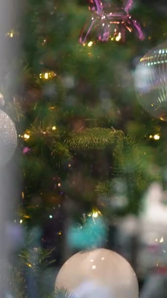 城市街道上装饰圣诞树的近景 玻璃橱窗里装着球 — 图库视频影像