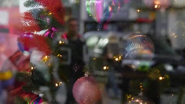 거리에 쇼케이스에 크리스마스 트리의 — 비디오