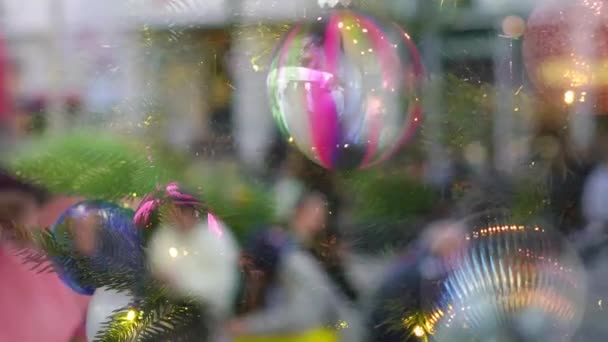 城市街道上装饰圣诞树的近景 玻璃橱窗里装着球 — 图库视频影像