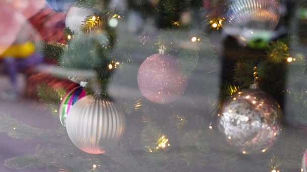 Κοντινό Πλάνο Του Διακοσμημένο Χριστουγεννιάτικο Δέντρο Μπάλες Γυάλινη Βιτρίνα Στο — Αρχείο Βίντεο