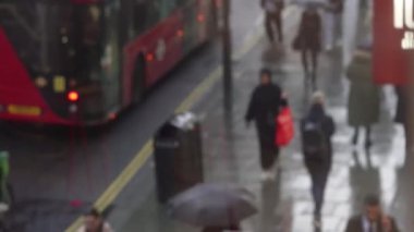 Kalabalık kalabalık caddelerde yağmurlu bir günde, şemsiye altında, pencere manzarasından
