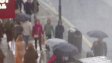 Kalabalık kalabalık caddelerde yağmurlu bir günde, şemsiye altında, pencere manzarasından
