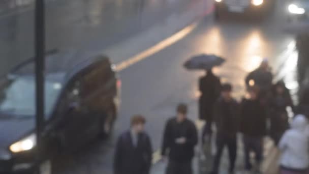 Menschenmenge Auf Der Belebten Straße Unter Regenschirm Bei Regen Durch — Stockvideo
