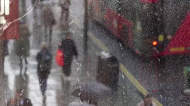 Folkmassa Människor Den Livliga Gatan Paraply Regnig Dag Genom Fönstret — Stockvideo