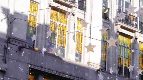 Stadsstraat Versierd Met Bloemenslinger Met Sterren Voor Kerstmis — Stockvideo