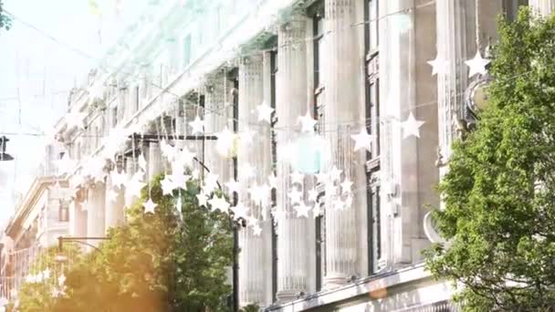 Городская Улица Украшена Гирляндой Звездами Рождество — стоковое видео