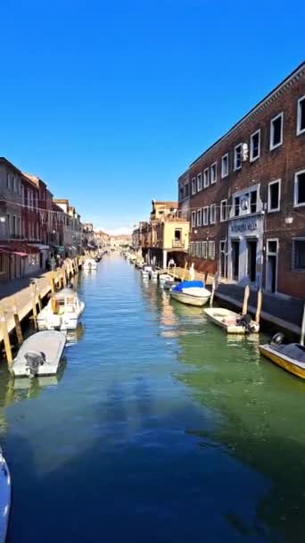 ヴェネツィアの青い海水にゴンドラと美しい海岸 — ストック動画