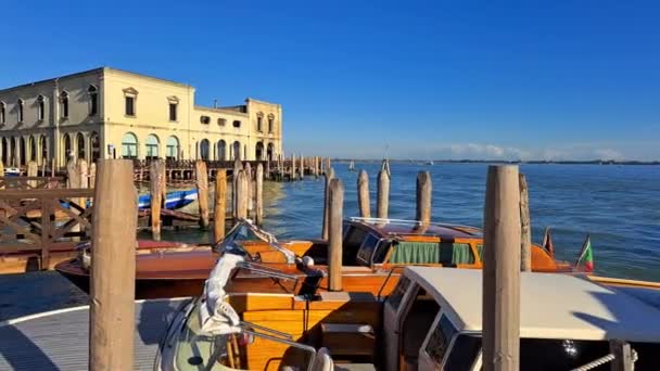 Krásný Přímořský Plášť Gondolami Modré Mořské Vodě Benátkách — Stock video