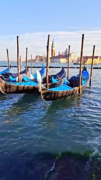 Piękny Krajobraz Morski Gondolami Błękitnej Wodzie Morskiej Wenecji — Wideo stockowe
