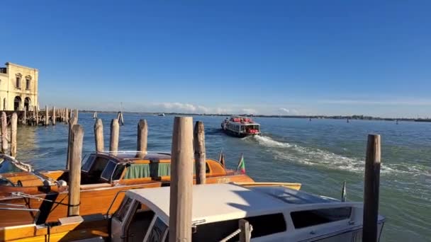 Vacker Havsutsikt Med Gondoler Det Blå Havsvattnet Venedig — Stockvideo