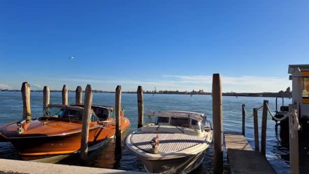 Prachtige Zeegezicht Met Gondels Het Blauwe Zeewater Venetië — Stockvideo