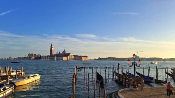 Indah Pemandangan Laut Dengan Gondolas Laut Biru Air Venesia — Stok Video