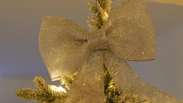 紧贴圣诞树上的圣诞装饰 — 图库视频影像