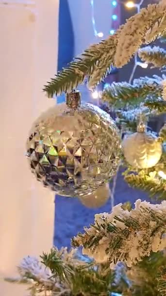 紧贴圣诞树上的圣诞装饰 — 图库视频影像
