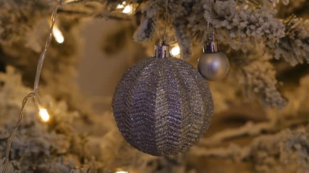 Sluiting Van Het Kerstdecor Aan Kerstboom Hoge Kwaliteit Beeldmateriaal — Stockvideo