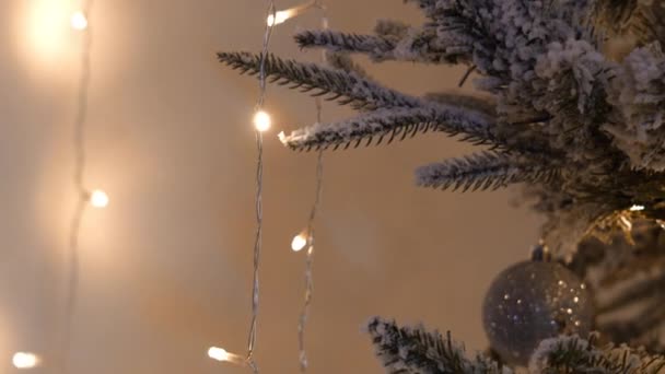 Zbliżenie Świątecznego Wystroju Choinki Wysokiej Jakości Materiał — Wideo stockowe
