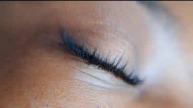 Kirpik uzantıları güzellik salonu makro gözü, 2d cilt 3d hacim, Rus hacmi, klasik tarz, çıkarıcı, yamalar, kirpik teknisyeni, güzellik uzmanı, lashmaker, kedi gözü
