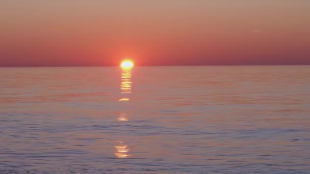 Mooie Oranje Zonsondergang Rustig Zeewater Einde Van Zomerdag — Stockvideo