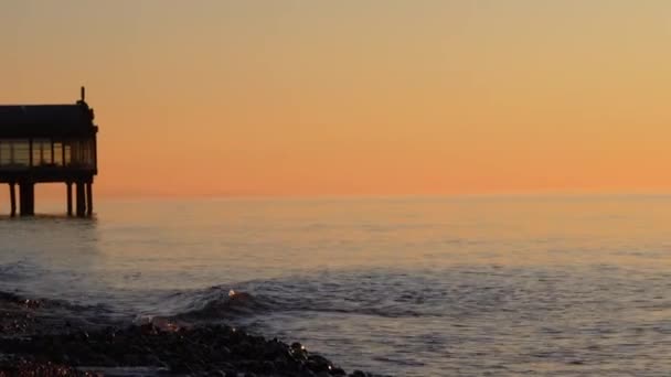 Hermosa Puesta Sol Naranja Agua Mar Tranquila Final Del Día — Vídeos de Stock