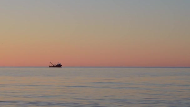 Красивий Помаранчевий Захід Сонця Спокійна Морська Вода Кінець Літнього Дня — стокове відео