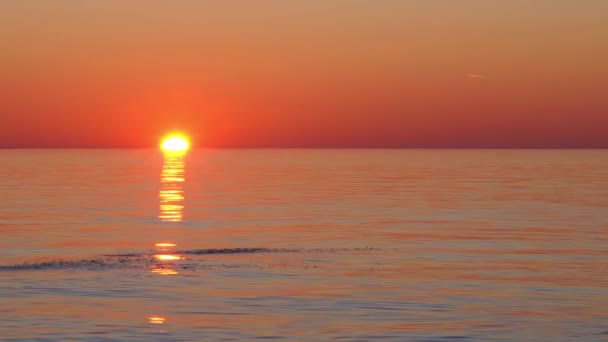 Όμορφο Πορτοκαλί Ηλιοβασίλεμα Και Ήρεμα Νερά Στο Τέλος Της Καλοκαιρινής — Αρχείο Βίντεο
