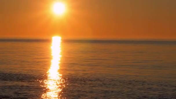Όμορφο Πορτοκαλί Ηλιοβασίλεμα Και Ήρεμα Νερά Στο Τέλος Της Καλοκαιρινής — Αρχείο Βίντεο