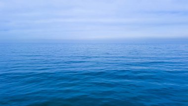 mavi deniz arkaplanı minimalist biçimi.