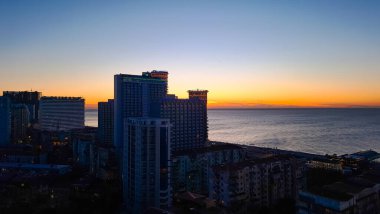 Günbatımında gece manzarası.