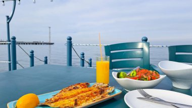 Deniz ürünleri restoranında kızarmış balık. Manzaraya bak..