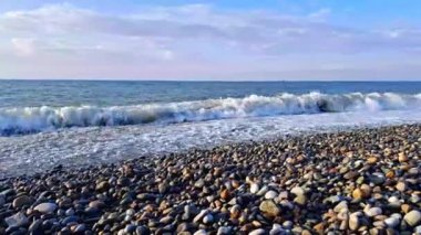 Büyük Mavi deniz dalgaları akıyor