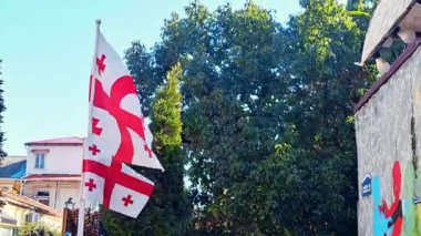 Ulusal Gürcistan bayrağı, 4 kırmızı haç sallanıyor. Yüksek kalite 4k görüntü