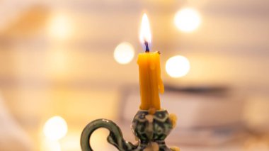 Kilise mumu Bokeh 'e yakın, dua ve ödünç konsept. Yüksek kalite fotoğraf