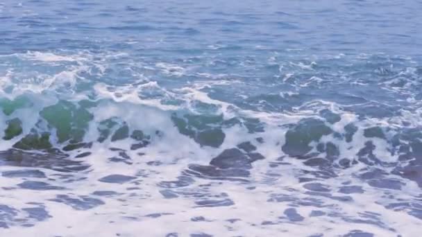 Видео Бурных Волн Разбивающихся Бурном Море Снятое Мрачный День — стоковое видео