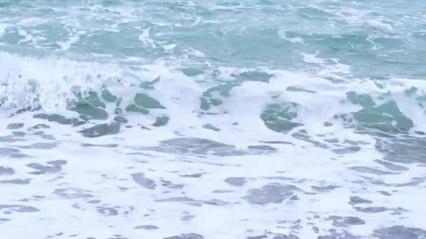 Kasvetli Bir Günde Fırtınalı Bir Denize Düşen Dalgaların Videosu — Stok video
