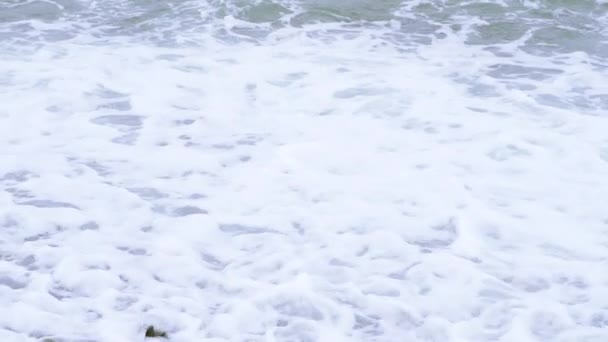 在一个阴郁的日子拍摄到的湍急的海浪在汹涌的大海中冲撞的录像 — 图库视频影像