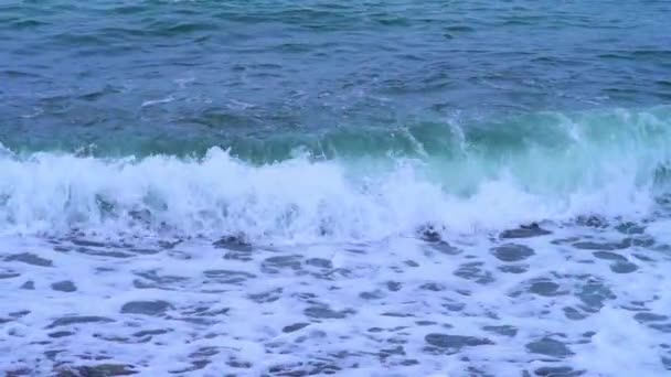 어두운 폭풍우 바다에서 충돌하는 난기류 파도의 비디오 — 비디오