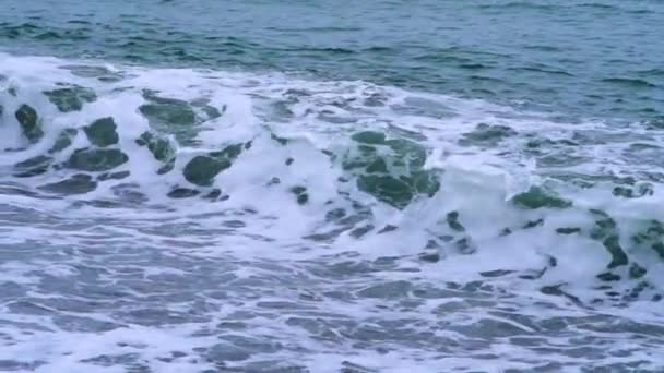 Vídeo Ondas Turbulentas Batendo Mar Tempestuoso Capturado Dia Sombrio — Vídeo de Stock