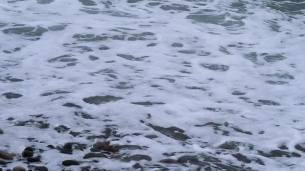 在一个阴郁的日子拍摄到的湍急的海浪在汹涌的大海中冲撞的录像 — 图库视频影像