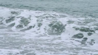 Kasvetli bir günde fırtınalı bir denize düşen dalgaların videosu..