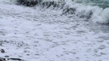 Kasvetli bir günde fırtınalı bir denize düşen dalgaların videosu..