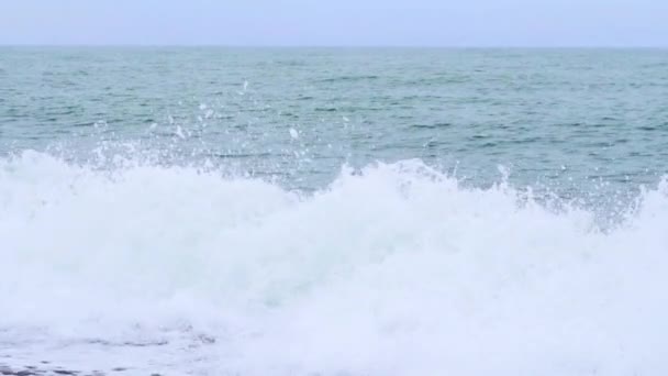 Βίντεο Ταραχώδη Κύματα Συντρίβονται Μια Φουρτουνιασμένη Θάλασσα Αιχμαλωτίζονται Μια Ζοφερή — Αρχείο Βίντεο