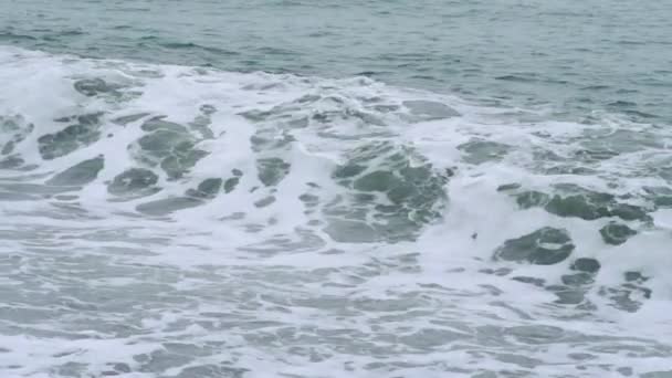 Video Olas Turbulentas Estrellándose Mar Tormentoso Capturado Día Sombrío — Vídeos de Stock
