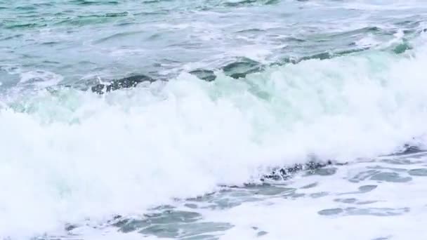 Video Turbulent Waves Crashing Stormy Sea Captured Gloomy Day — Stock Video