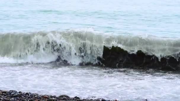 Відео Бурхливих Хвиль Розбилося Штормовому Морі Захопленому Похмурий День — стокове відео