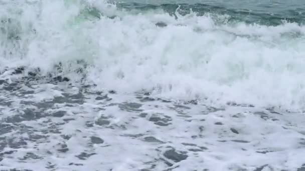 Video Turbulent Waves Crashing Stormy Sea Captured Gloomy Day — Stock Video