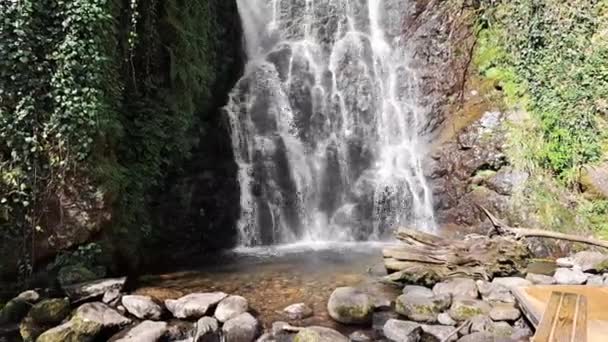 Vackert Vattenfall Bergen Sommaren Snabba Strålar — Stockvideo