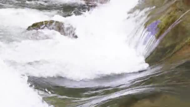 Krystalicznie Czysty Strumień Spływa Skalistej Górze Tworząc Hipnotyzujący Wodospad — Wideo stockowe