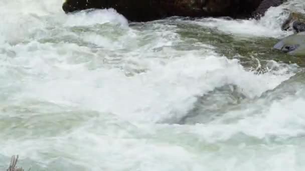 清澈的溪流从岩石山腰上流下 形成迷人的瀑布 — 图库视频影像
