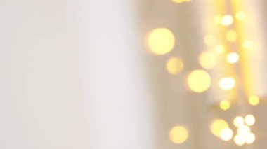 Odaklanamayan ışıklarla altın bokeh arka plan, şenlikli bir fon kadar mükemmel..